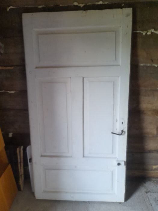Duże masywne drzwi na zawiasach prl