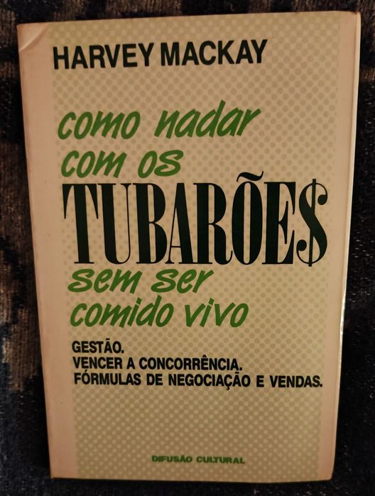 Livro "Como Nadar com os Tubarões sem ser Comido Vivo"