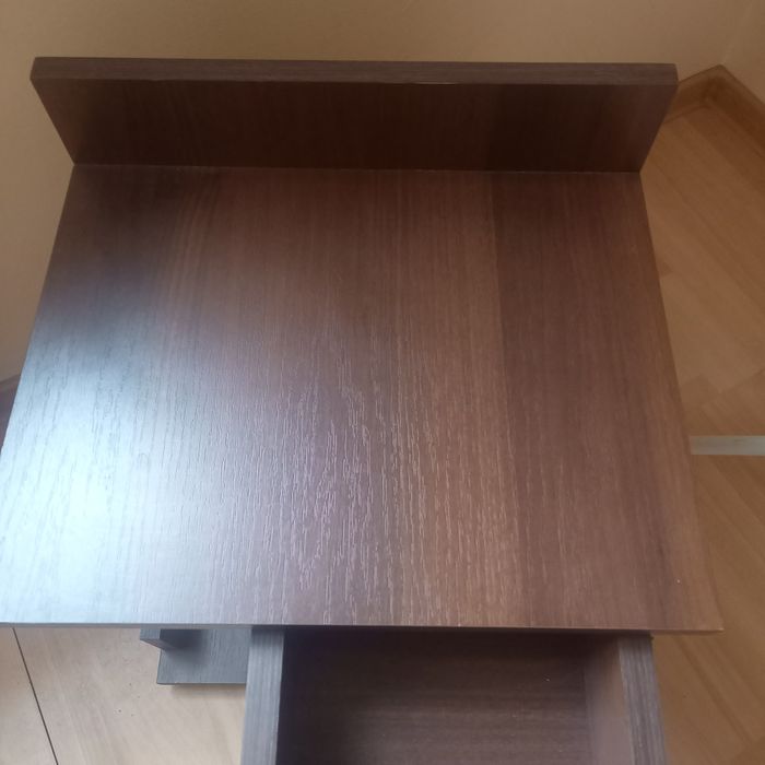 Stolik nocny lub do salonu.