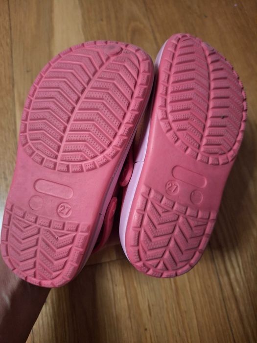 Sandálias tipo Crocs menina T27