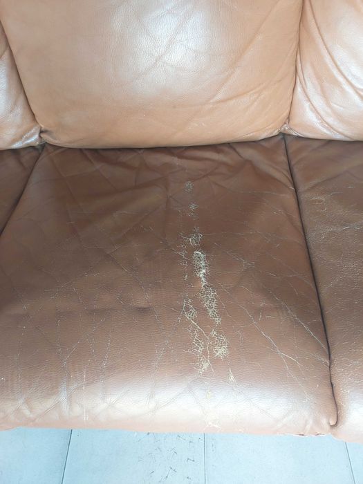 Sofás em pele 3 lugares cada