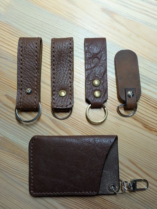Брелки та кардхолдери з натуральної шкіри
