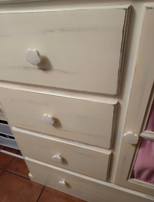 Conjunto de mobilia completo de madeira de boa qualidade em decapé