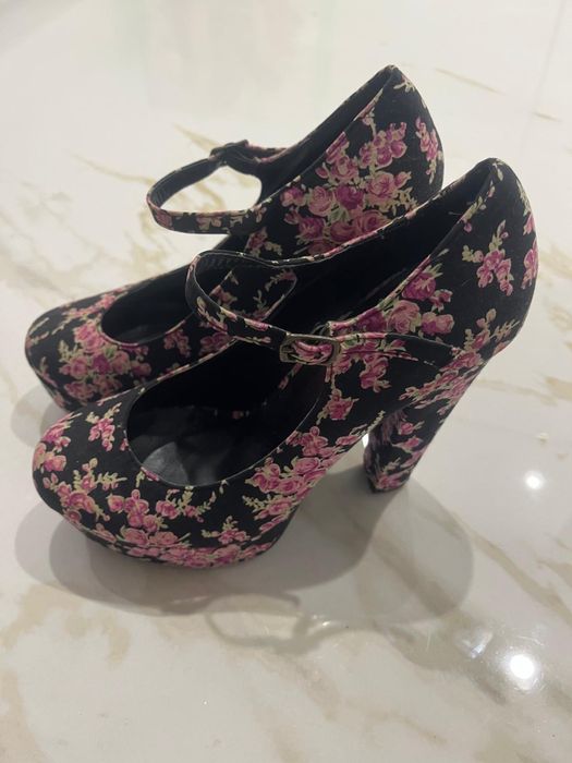 Sapatos de salto alto compensado