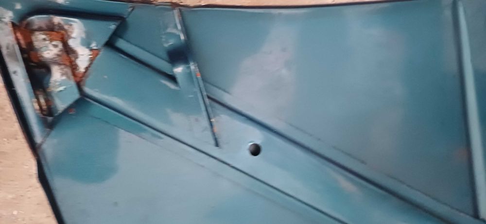 Capô de mini 1000. Em estado razoável como  se vê nas fotos