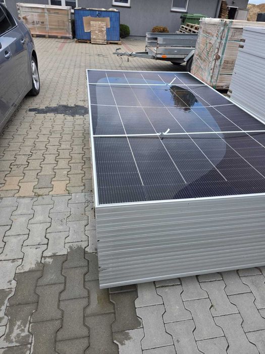 Panele fotowoltaiczne rozbite - uszkodzone