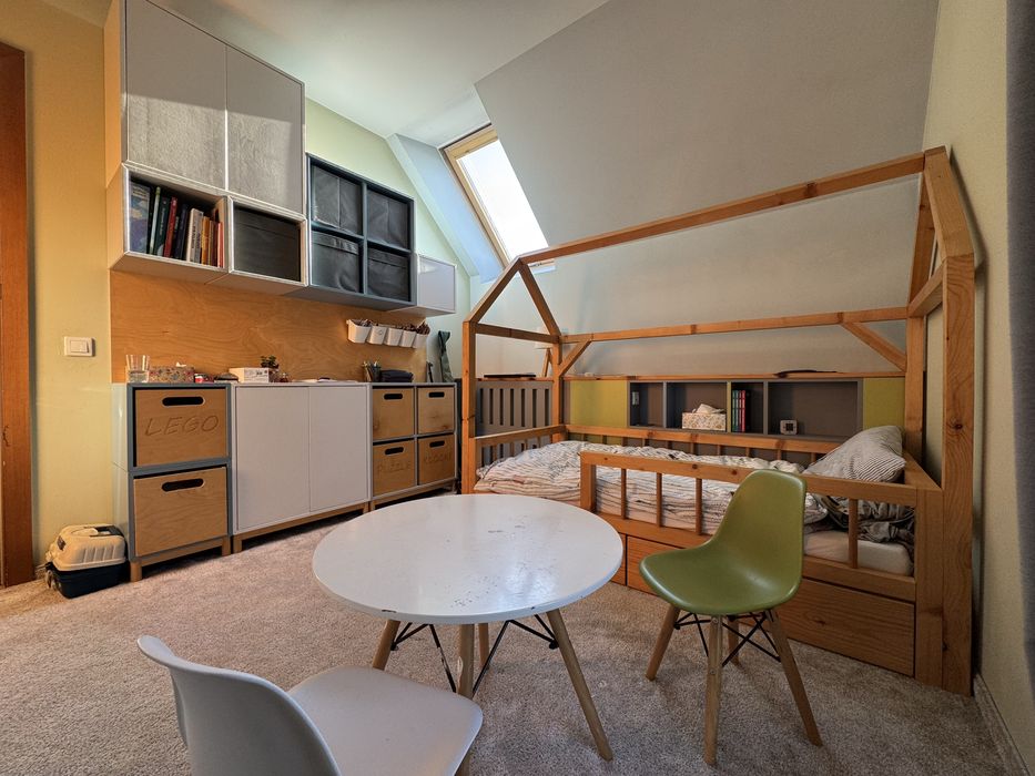 Meble do pokoju dziecięcego (łóżko, szafa, komoda, szafki, stolik)