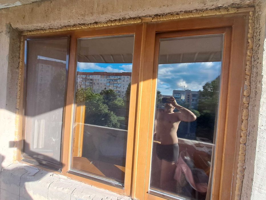 Вікно та двері деревяне євробрус склопакет стандарт для панельного будинку з підвіконником та сіткою Вікно136 на 142 висота Двері Вис 217 Ширина 67
