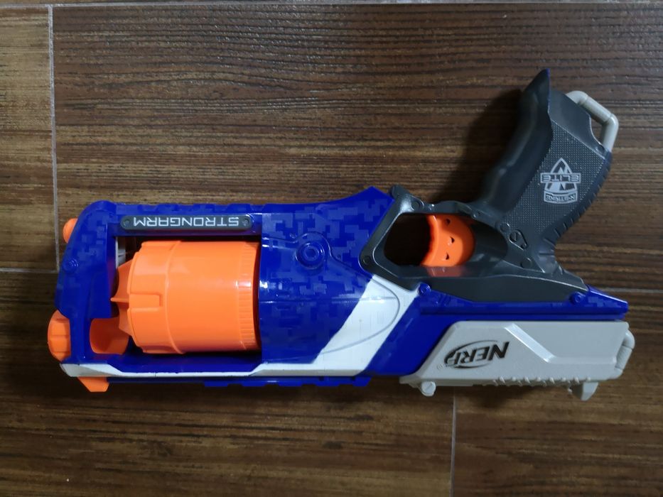NERF Strong-arm e Como nova.