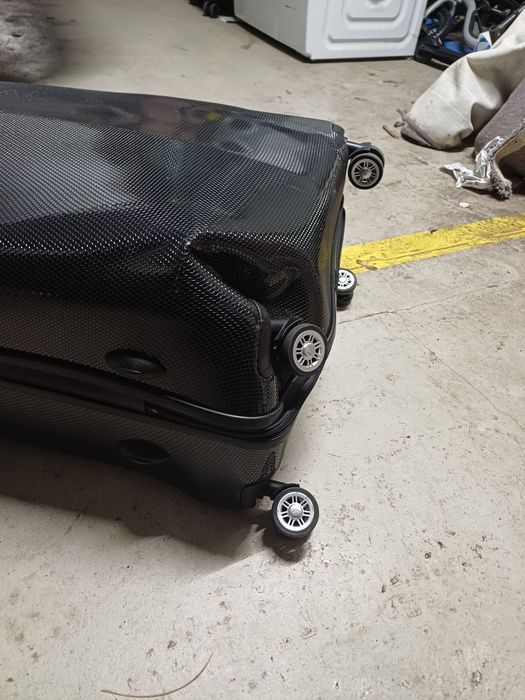 Duża walizka Witchen, polikarbon, uszkodzona