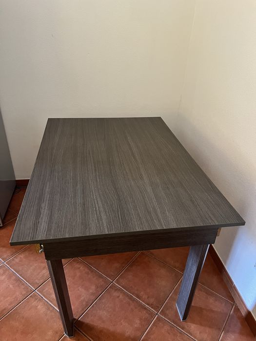 Mesa de jantar extensivel com 4 cadeiras