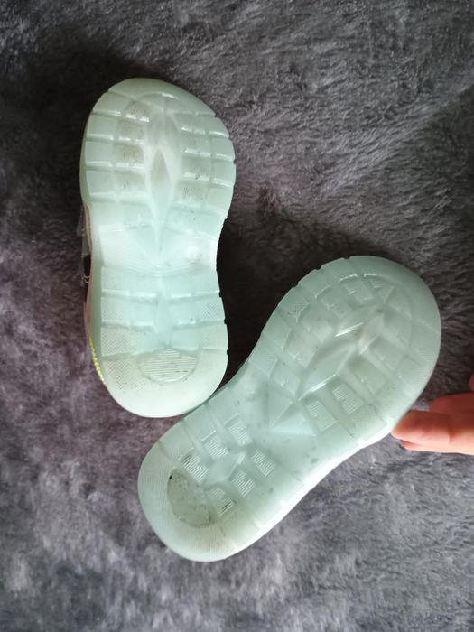 Sneakersy na rzepy dla dziecka