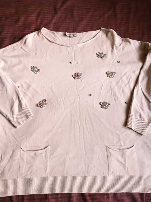 Sweterek beżowy z ozdobnymi kamieniami