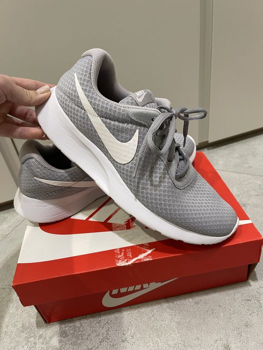 Продам чоловічі кросівки Nike сірого кольору 43 розміру