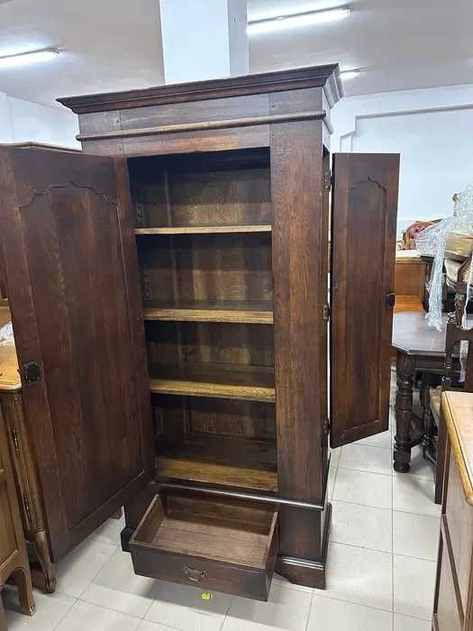 Wyjątkowa, klasyczna szafa z drzwiami bocznymi i szufladą.