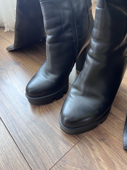 Чорні шкіряні ботфорти