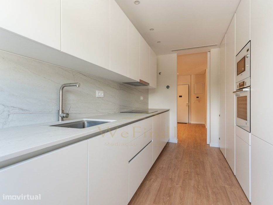 Apartamento T1 remodelado num condomínio com garagem, piscina e jar...