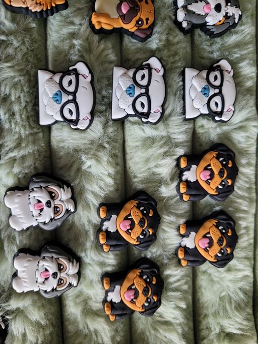 4szt Przypinki do crocs pieski