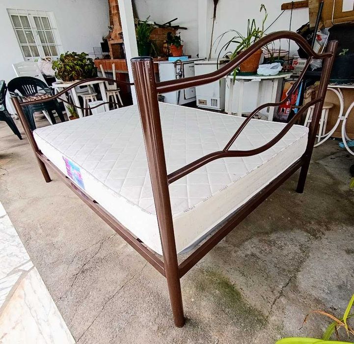 Cama de casal em ferro tubular leve resistente