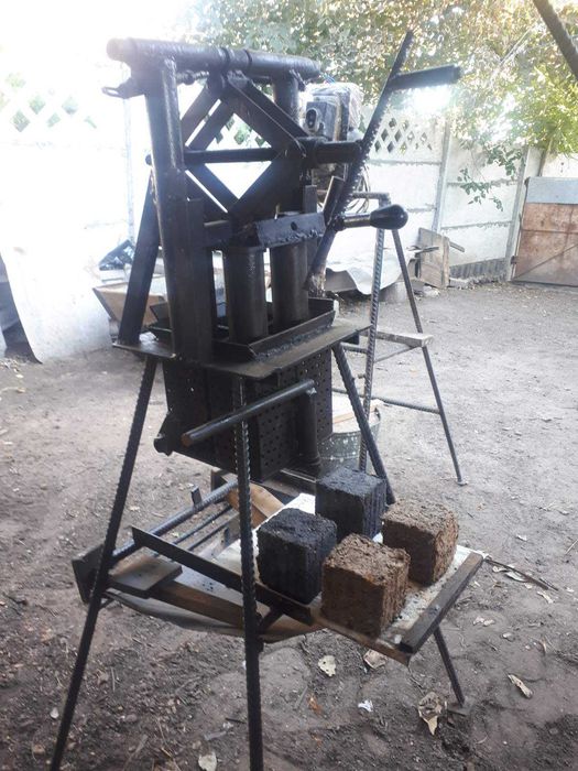 Продам пресс для топливных брикетов с  опилок, стружки листьев