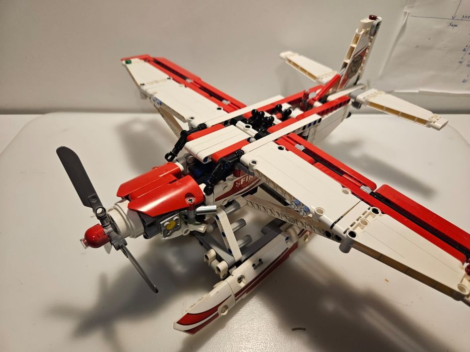 Klocki LEGO Technic Samolot strażacki, 42040