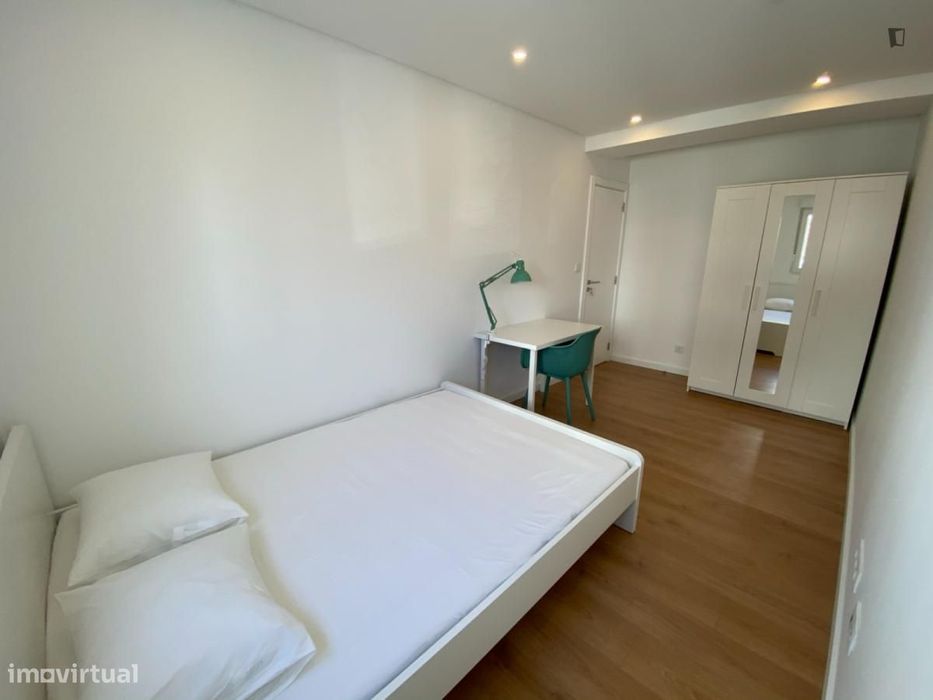 Quarto - localizado em Oeiras Lisbon