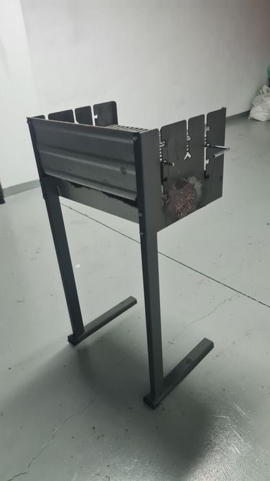 Churrasqueira grelhador a carvão com grelha