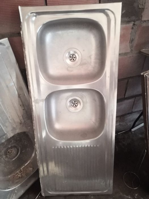 Duas pias de cozinha