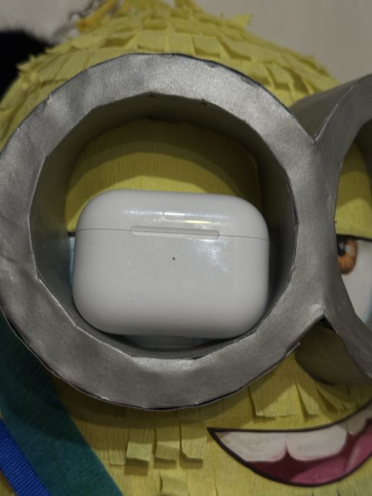 Продаю Airpods pro 2 (футляр + правий навушник) лівий я про*бав