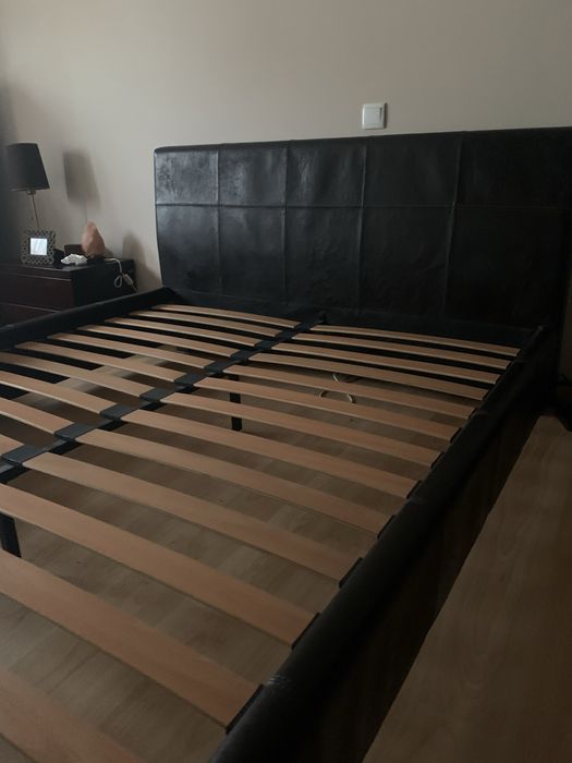 Cama  em pele castanha