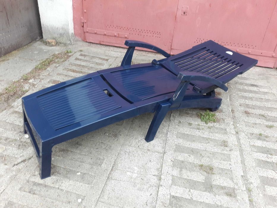 Ładny duży leżak.