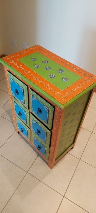 Móvel com 6 gavetas