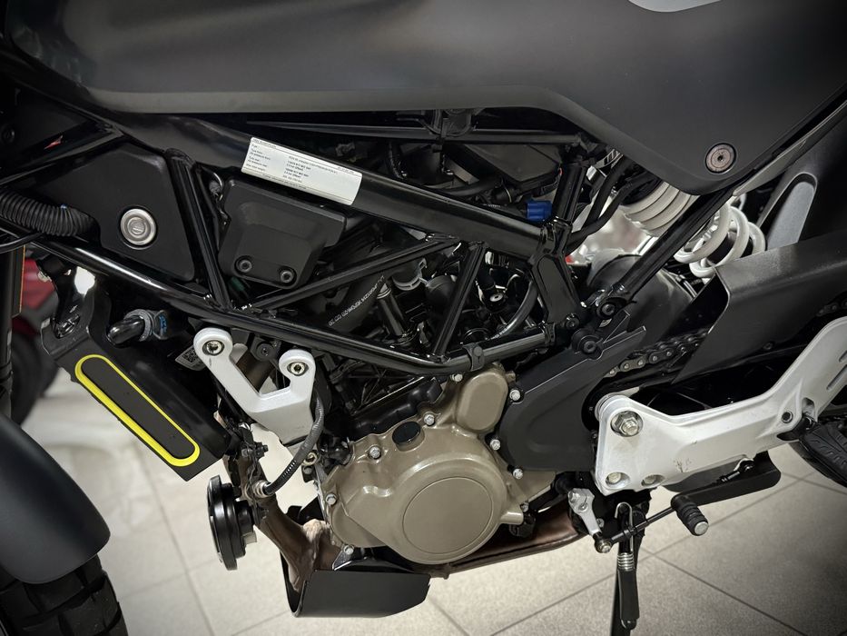 HUSQVARNA SVARTPILEN 125