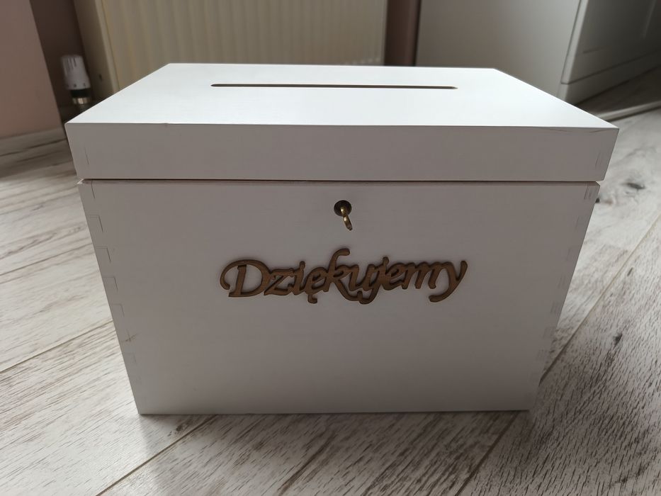 Biała drewniana skrzynka na koperty na ślub