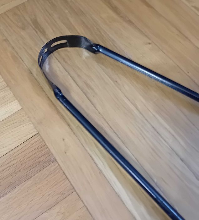 Wspornik błotnika do koła 28", stalowy,profilowany,czarny.