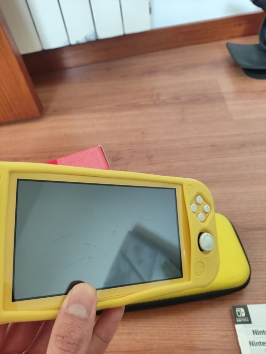 Nintendo Switch Lite Amarela + Estojo Pikachu + Capa Protetora