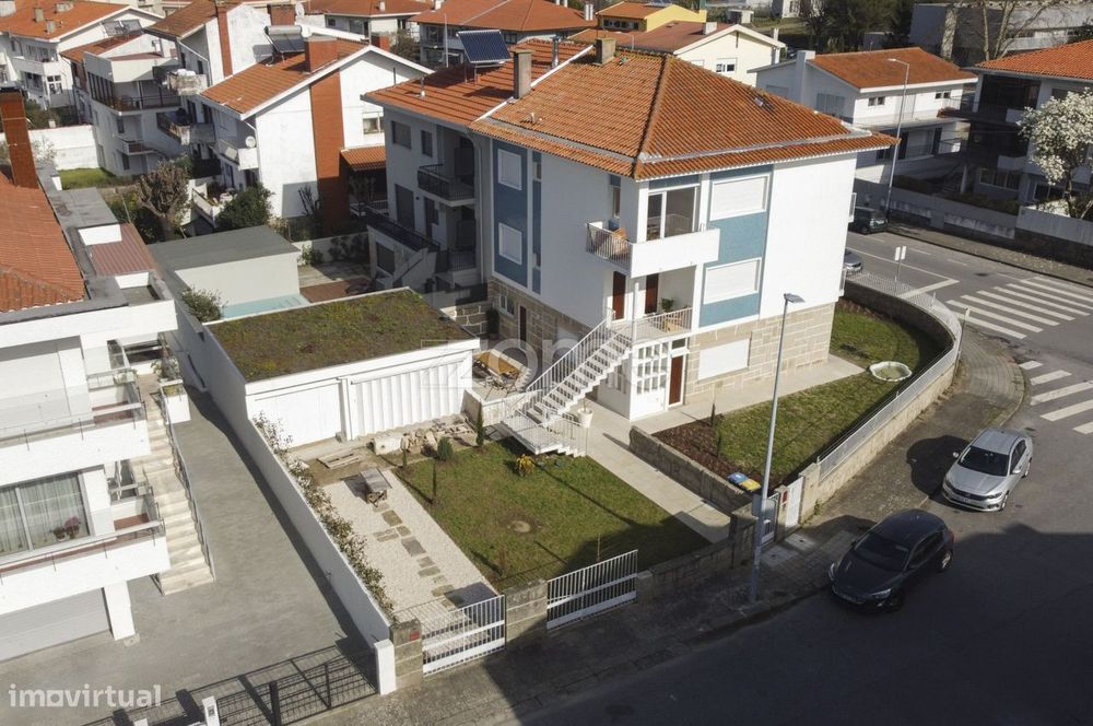Predio em propriedade total com 3 apartamentos T3 e terreno.