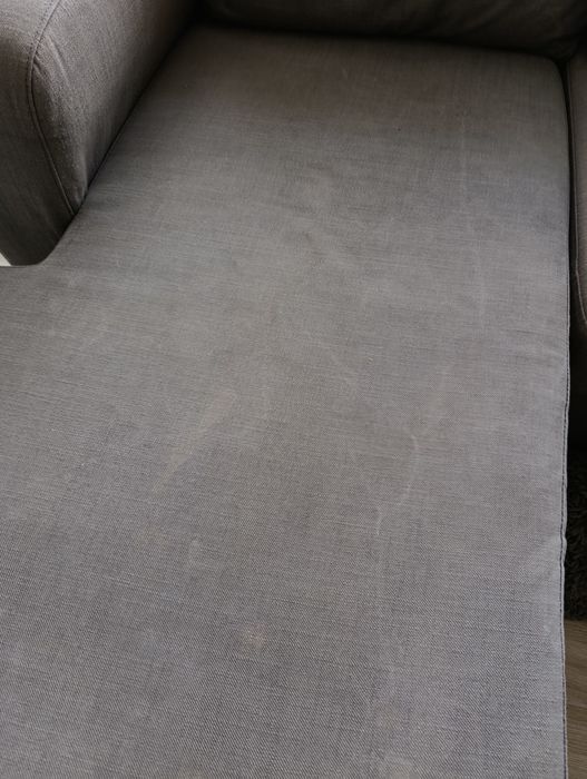 O sofá. Usada. Precisa de limpeza.