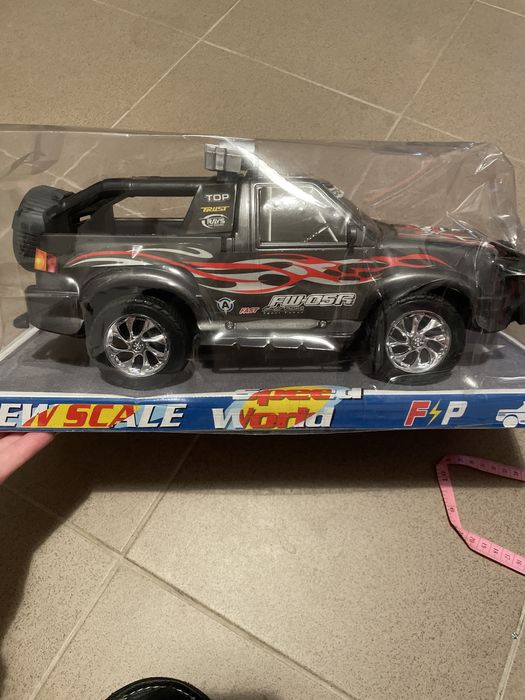 Auto jeep pod kloszem