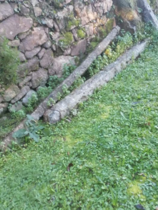 Esteios em cimento em bom estado 5€ o Metro