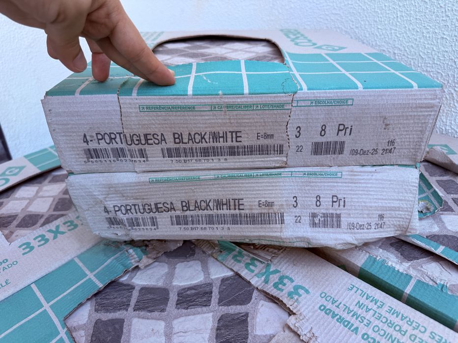 cerca de 49 m² de mosaico Gresco Portuguesa Black/White 33×33. Material novo.