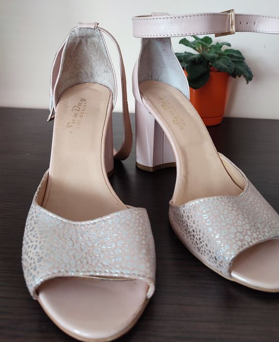 Шкіряні босоніжки на підборах