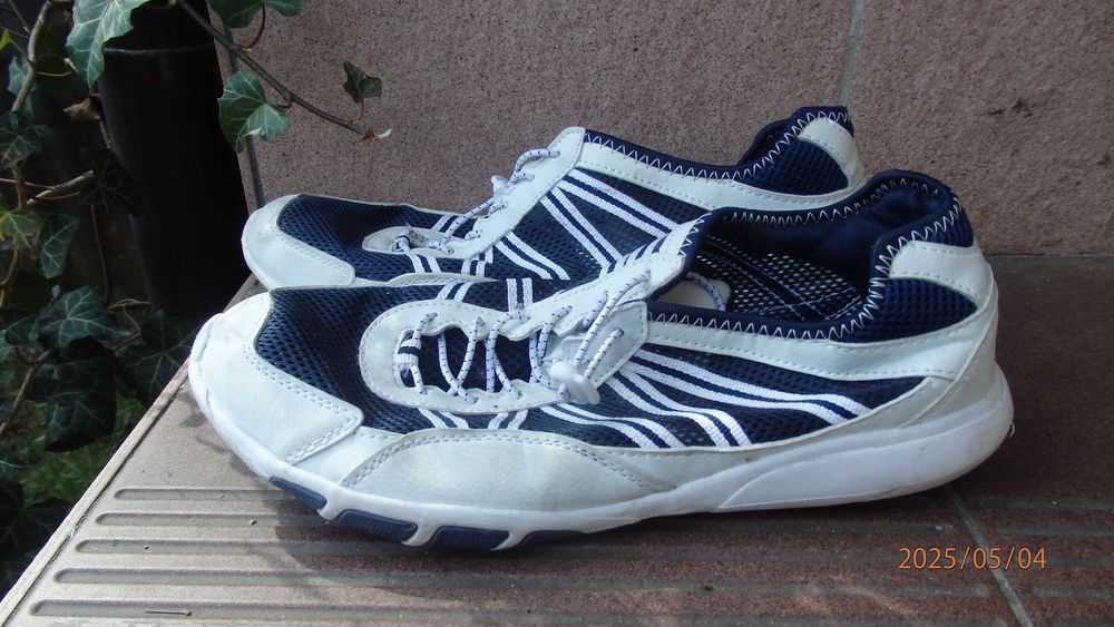 Buty sportowe męskie firmy Cotton Traders rozmiar 43.