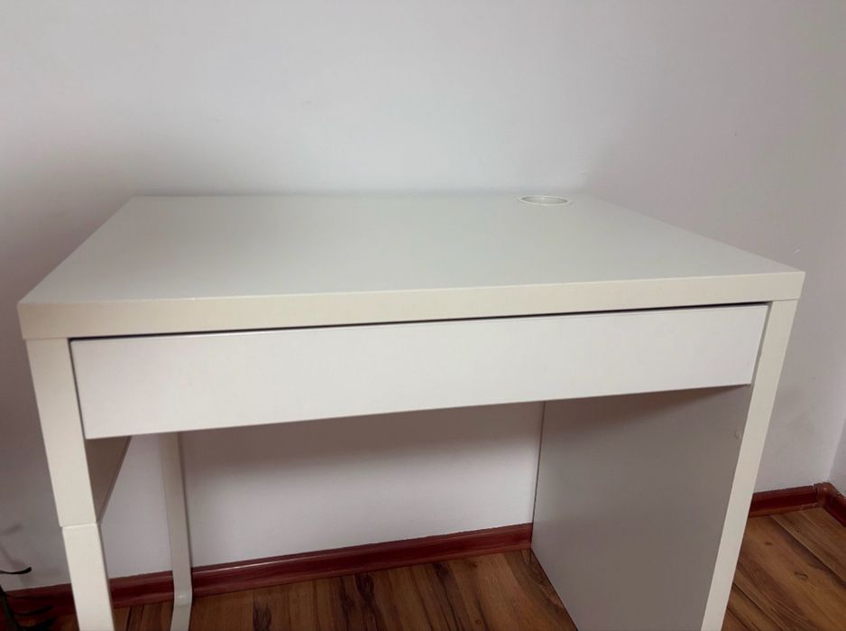 Białe biurko Ikea Micke