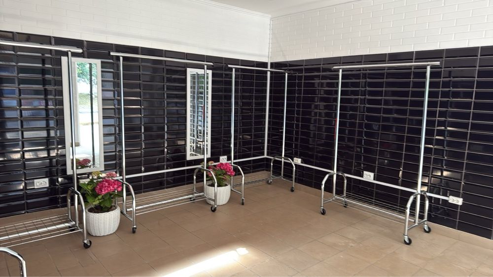 Металеві стойки для одягу