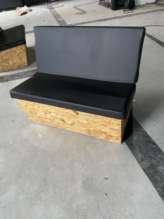 Bancos em OSB com assentos em espuma