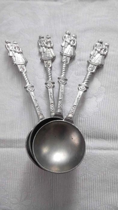 Различные столовые приборы.