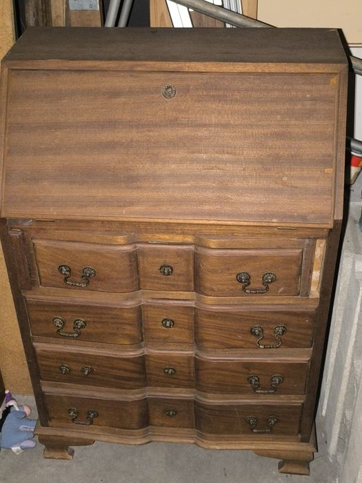 Secretária muito antiga