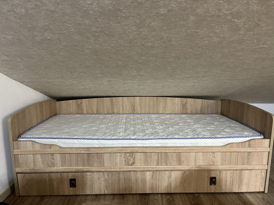 Ліжко з матрацом, є висувна полка
