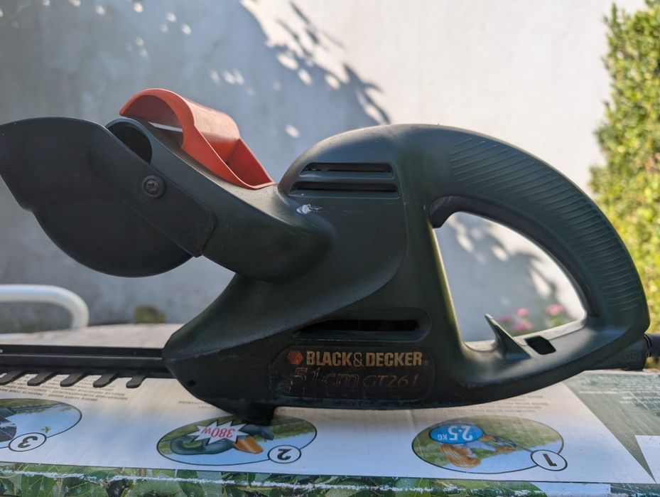 Corta-Sebes Black & Decker 380W - Lâmina 55cm - Leve e Potente